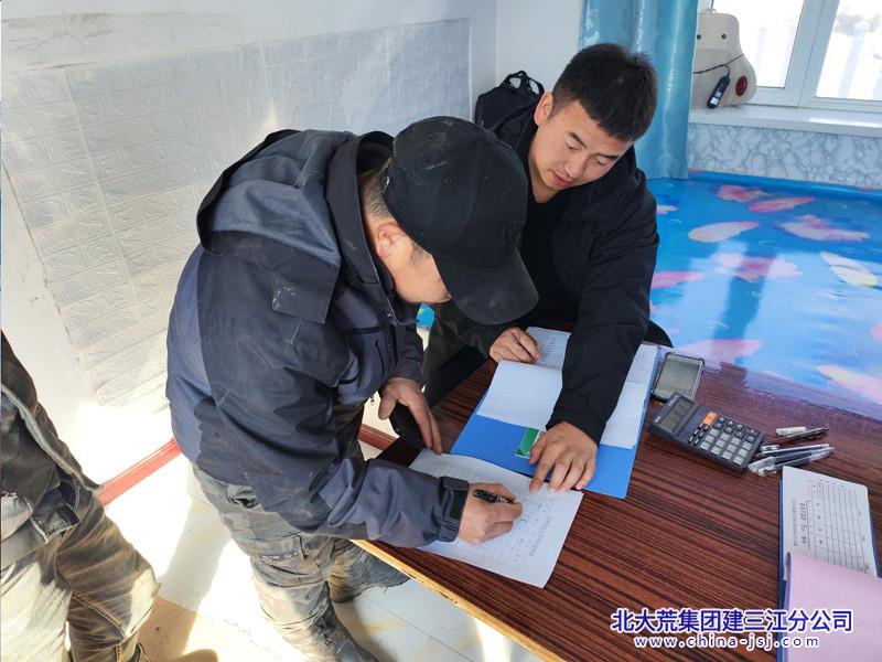 圖為勤得利分公司種植戶簽訂安全責(zé)任狀_副本.jpg