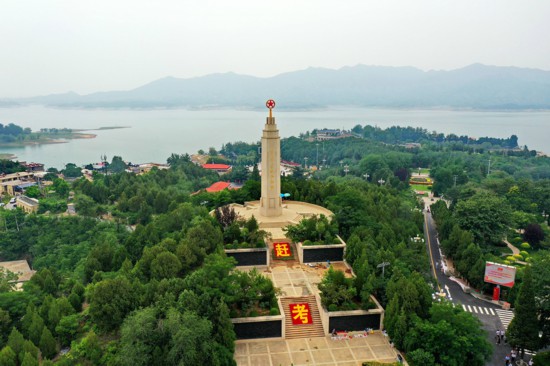 這是2021年6月13日拍攝的河北省平山縣西柏坡紀(jì)念塔。
