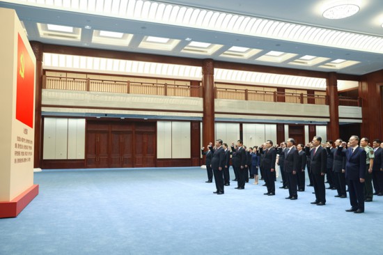 2021年6月18日，在中國(guó)共產(chǎn)黨歷史展覽館參觀“‘不忘初心、牢記使命’中國(guó)共產(chǎn)黨歷史展覽”結(jié)束后，習(xí)近平帶領(lǐng)黨員領(lǐng)導(dǎo)同志一起重溫入黨誓詞。