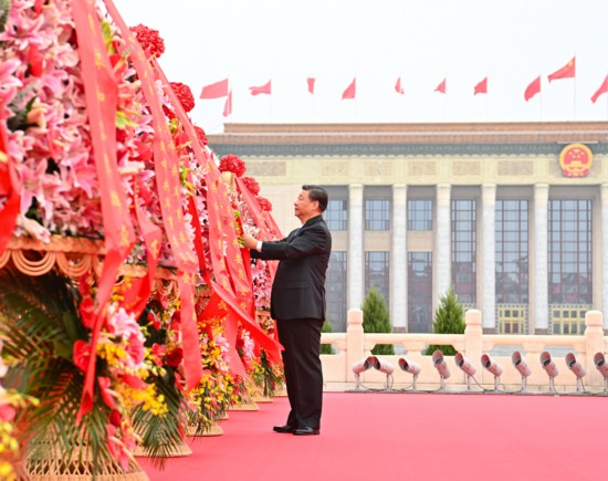 2021年9月30日，習(xí)近平出席烈士紀(jì)念日向人民英雄敬獻(xiàn)花籃儀式。