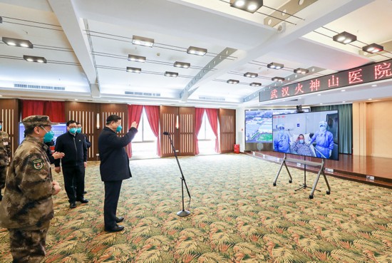 2020年3月10日，習(xí)近平專(zhuān)門(mén)赴湖北省武漢市考察新冠肺炎疫情防控工作。這是習(xí)近平在火神山醫(yī)院指揮中心視頻連線感染科病房，與病房?jī)?nèi)患者和醫(yī)務(wù)人員親切交流。