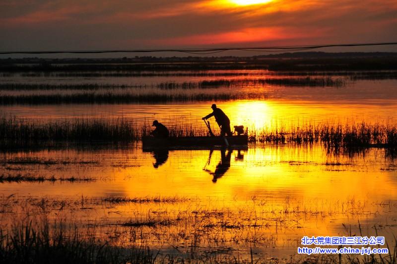夕陽(yáng)下的漁船-作者：攝影協(xié)會(huì)  時(shí)玉森.jpg